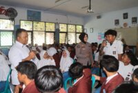 Polwan Polres Probolinggo edukasi para pelajar