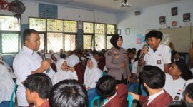 Polwan Polres Probolinggo edukasi para pelajar