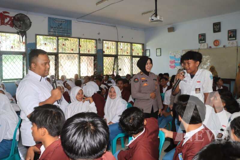 Polwan Polres Probolinggo edukasi para pelajar