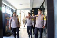 Karoops Polda Jatim Kombespol Puji Santoso didampingi Kapolresta Banyuwangi Kombespol Nanang