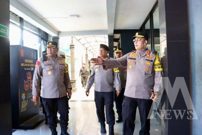 Karoops Polda Jatim Kombespol Puji Santoso didampingi Kapolresta Banyuwangi Kombespol Nanang