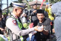 Polres Situbondo berbagi air mineral