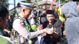 Polres Situbondo berbagi air mineral