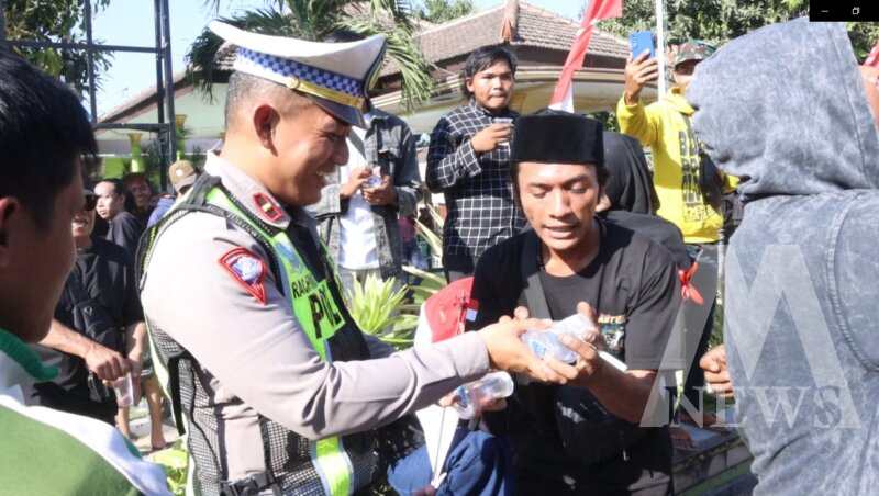 Polres Situbondo berbagi air mineral