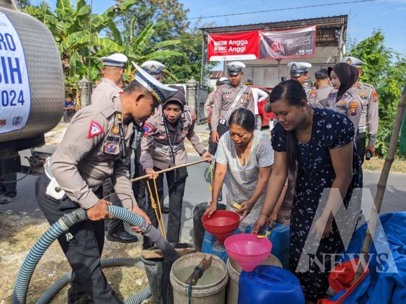 Satlantas Polres Bojonegoro salurkan 10 ribu liter air bersih
