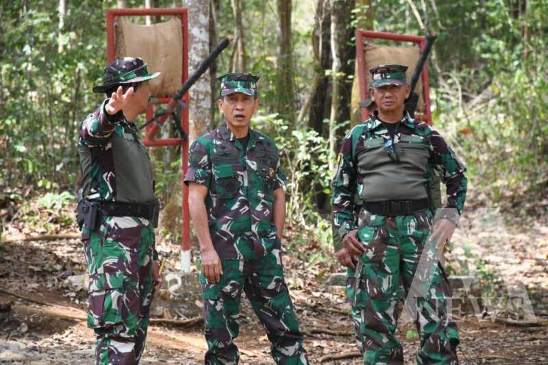 Dirlat Brigjen TNI Marinir Widodo tinjau lattek berganda siswa Diktukpa