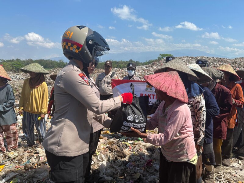 Polres Jember beri bantuan sosial di TPA
