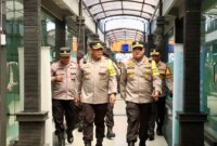 Karoops Polda Jatim Kombespol Puji Santoso didampingi Kapolresta Banyuwangi Kombespol Nanang Haryono cek pelabuhan Ketapang