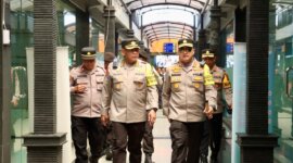 Karoops Polda Jatim Kombespol Puji Santoso didampingi Kapolresta Banyuwangi Kombespol Nanang Haryono cek pelabuhan Ketapang