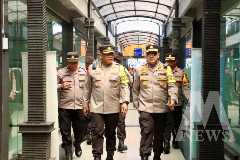 Karoops Polda Jatim Kombespol Puji Santoso didampingi Kapolresta Banyuwangi Kombespol Nanang Haryono cek pelabuhan Ketapang