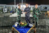 Komandan Satdik - 1, Kolonel Laut (P) I Gede Merta Yasa saat potong tumpeng