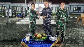 Komandan Satdik - 1, Kolonel Laut (P) I Gede Merta Yasa saat potong tumpeng