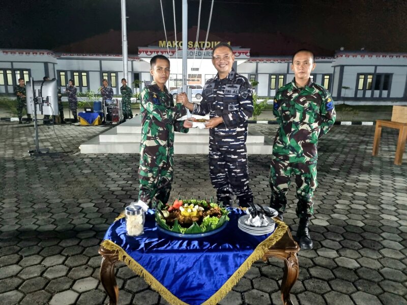 Komandan Satdik - 1, Kolonel Laut (P) I Gede Merta Yasa saat potong tumpeng