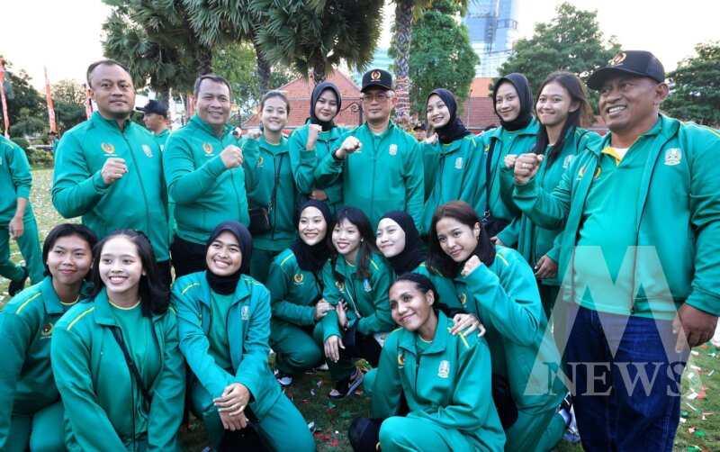 Kapolda Jatim Irjen Pol Drs. Imam Sugianto bersama Kontingen Jatim