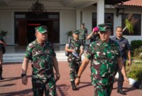 Dankodiklatal Letjen TNI Marinir Nur Alamsyah bersama petinggi TNI kunjungi Monumen KRI Nanggala-402