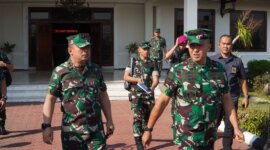 Dankodiklatal Letjen TNI Marinir Nur Alamsyah bersama petinggi TNI kunjungi Monumen KRI Nanggala-402