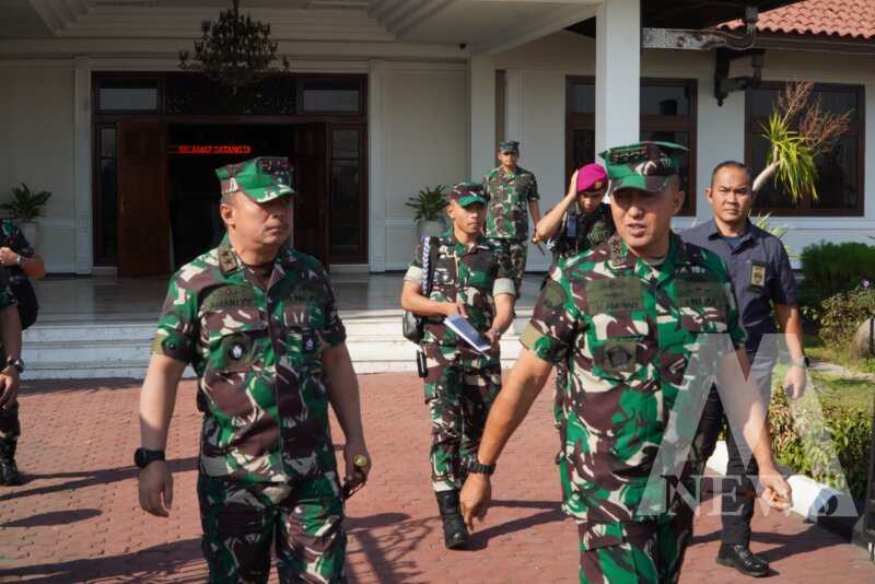 Dankodiklatal Letjen TNI Marinir Nur Alamsyah bersama petinggi TNI kunjungi Monumen KRI Nanggala-402