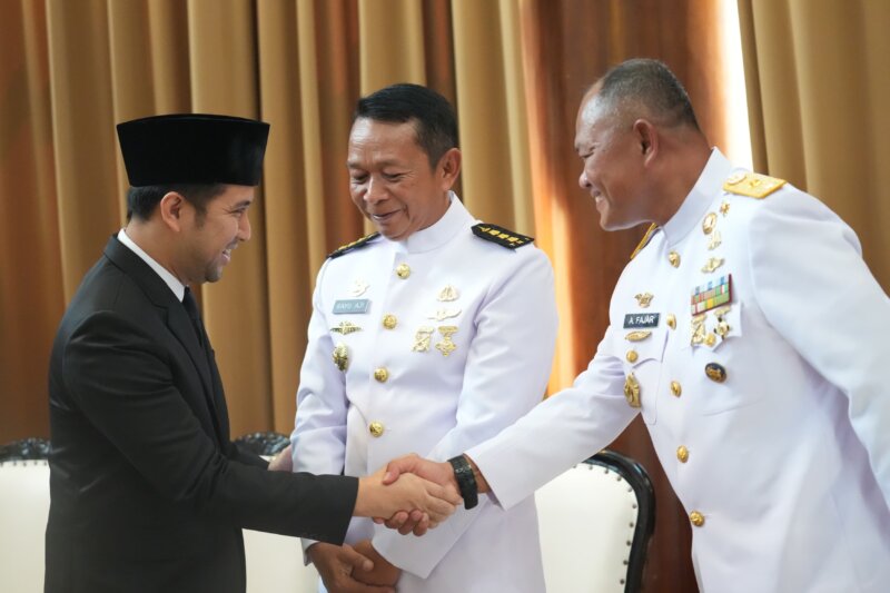 Irkodiklatal Brigjen TNI Marinir Ahmad Fajar beri selamat di pelantikan DPRD