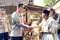 Kapolres Lumajang AKBP Mohammad Zainur Rofik serahkan sapi ke pemiliknya