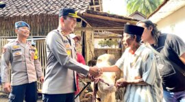 Kapolres Lumajang AKBP Mohammad Zainur Rofik serahkan sapi ke pemiliknya