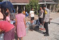 Polisi Rejotangan beri bantuan 2 truk tangki air bersih ke warga