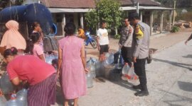 Polisi Rejotangan beri bantuan 2 truk tangki air bersih ke warga
