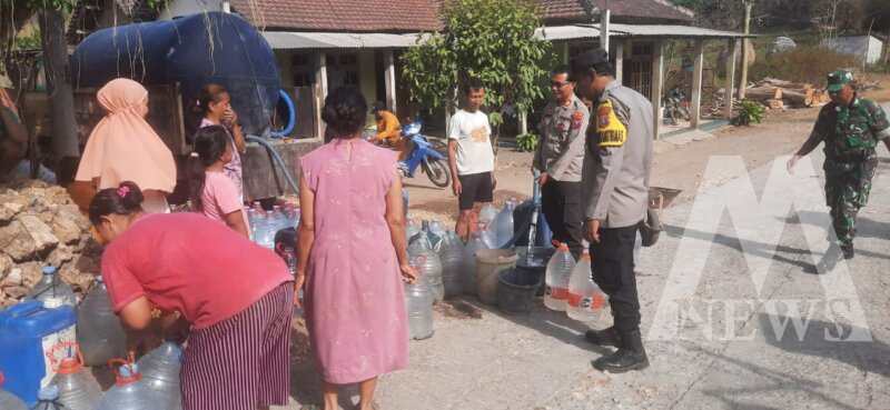 Polisi Rejotangan beri bantuan 2 truk tangki air bersih ke warga