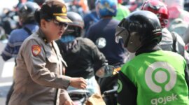 Polwan Polrestabes Surabaya berbagi helm dan bunga