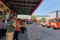 Kapolres Lamongan AKBP Bobby A. Condroputra lepas truk air bersih untuk warga