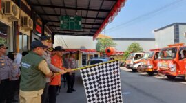 Kapolres Lamongan AKBP Bobby A. Condroputra lepas truk air bersih untuk warga