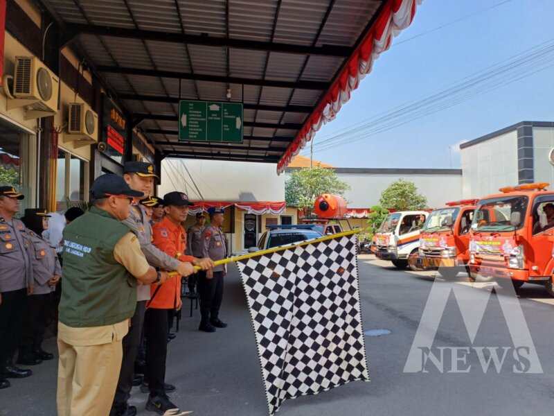 Kapolres Lamongan AKBP Bobby A. Condroputra lepas truk air bersih untuk warga