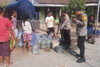 Polsek Rejotangan distribusikan air bersih ke warga