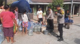 Polsek Rejotangan distribusikan air bersih ke warga