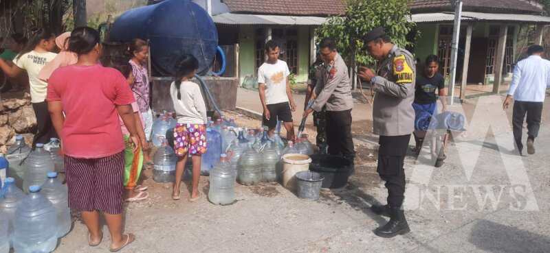 Polsek Rejotangan distribusikan air bersih ke warga