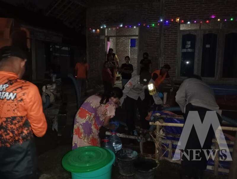 Polsek Sine salurkan air bersih ke warga