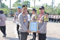 Kapolres Nganjuk AKBP Siswantoro beri penghargaan anggota