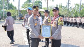 Kapolres Nganjuk AKBP Siswantoro beri penghargaan anggota