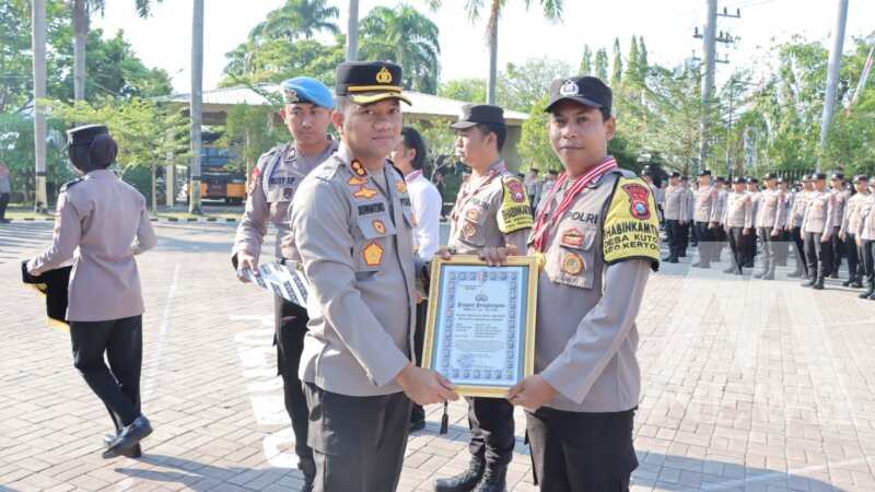 Kapolres Nganjuk AKBP Siswantoro beri penghargaan anggota