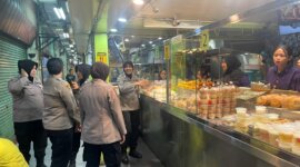 Polwan Polres Tanjung Perak hadir di tengah masyarakat
