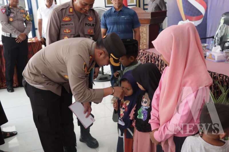 Kapolres Sampang AKBP Hendro Sukmono santuni anak yatim