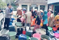 SPKT Polres Bojonegoro beri bantuan 10 ribu liter air bersih ke Desa Tlogohaji