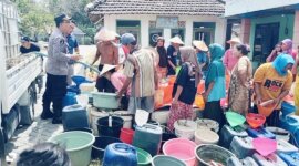 SPKT Polres Bojonegoro beri bantuan 10 ribu liter air bersih ke Desa Tlogohaji