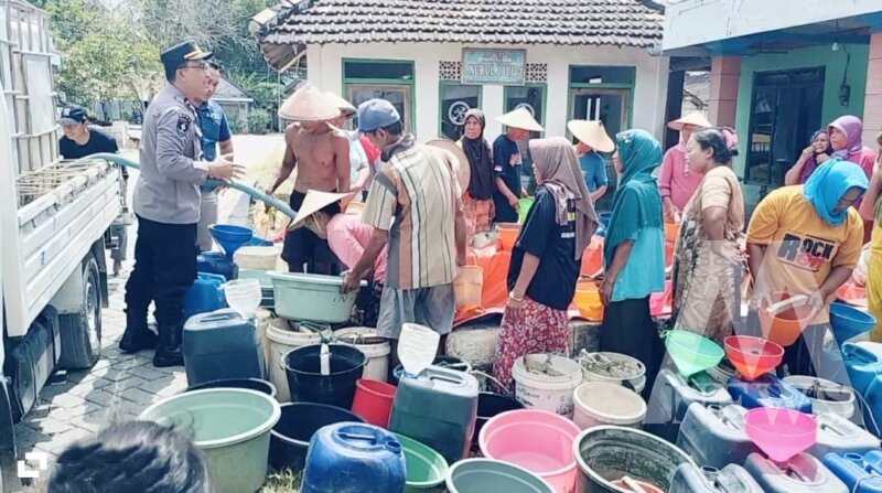 SPKT Polres Bojonegoro beri bantuan 10 ribu liter air bersih ke Desa Tlogohaji