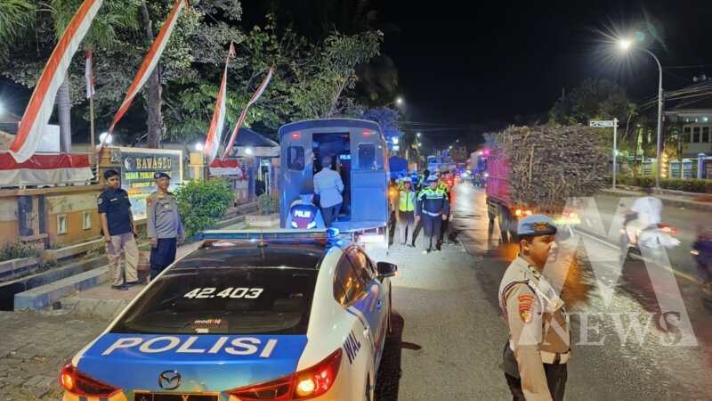 Anggota Polres Situbondo patroli di KPU dan Bawaslu