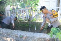 Kapolres Ngawi AKBP Dwi Sumrahadi Rakhmanto saat bersihkan lingkungan masjid