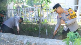 Kapolres Ngawi AKBP Dwi Sumrahadi Rakhmanto saat bersihkan lingkungan masjid