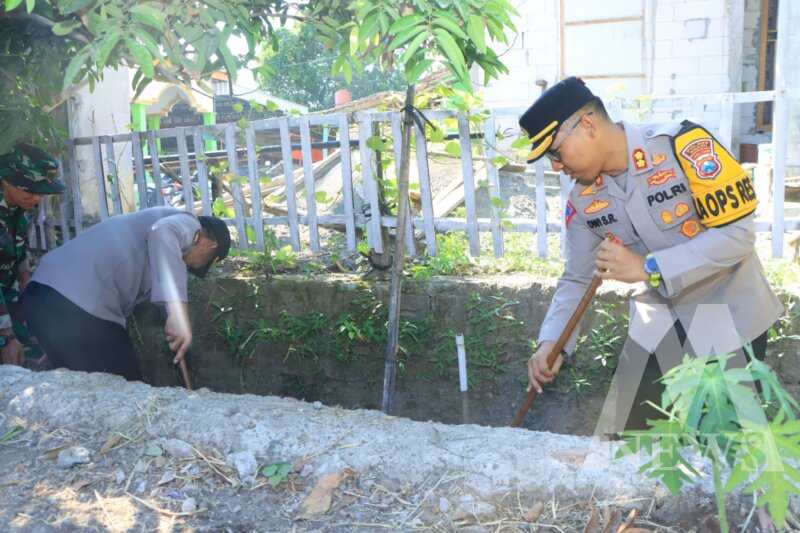 Kapolres Ngawi AKBP Dwi Sumrahadi Rakhmanto saat bersihkan lingkungan masjid