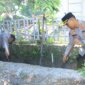 Kapolres Ngawi AKBP Dwi Sumrahadi Rakhmanto saat bersihkan lingkungan masjid