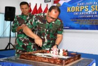 Kakuwil Kodikalatal Kolonel Laut (S) Budi Wijaya Affandi saat potong kue