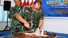 Kakuwil Kodikalatal Kolonel Laut (S) Budi Wijaya Affandi saat potong kue